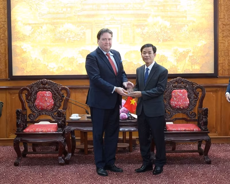 El presidente del Comité Popular de Thua Thien Hue, Nguyen Van Phuong, entrega un regalo de recuerdo al embajador estadounidense, Marc E. Knapper.