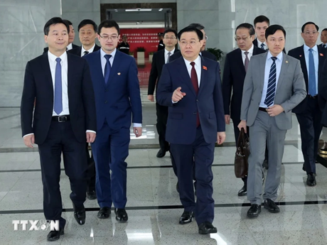 El presidente de la Asamblea Nacional de Vietnam, Vuong Dinh Hue, visita la Zona de Libre Comercio de Shanghái. (Fuente: VNA)