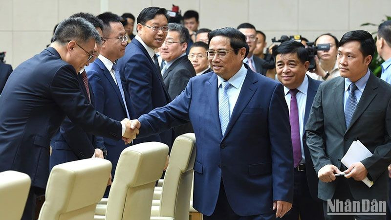 El premier vietnamita dialoga con empresas chinas sobre economía verde y digital.