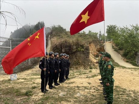 Participantes vietnamitas y chinos en la actividad. (Fotografía: VNA)