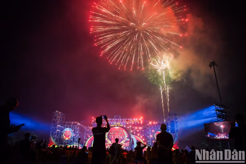 Un espectáculo de fuegos artificiales ilumina el cielo de Tay Ninh y cierra el evento.