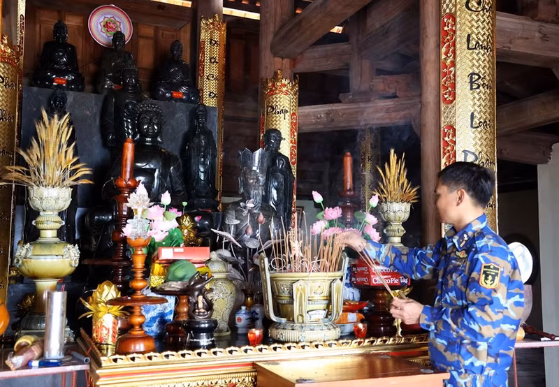 Soldados de Truong Sa ofrecen incienso a Buda en la pagoda Da Tay. Foto: VNA