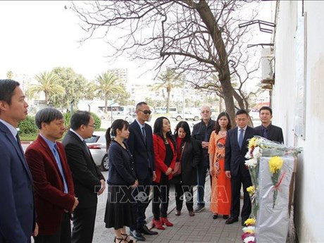Colocan ofrendas florales en homenaje a los periodistas argelinos fallecidos (Foto: VNA)