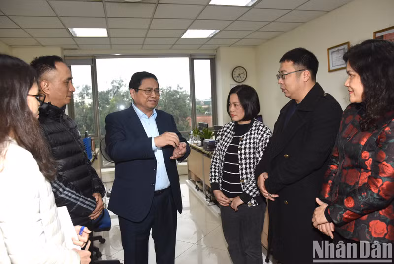 El premier visita la Agencia Vietnamita de Noticias.