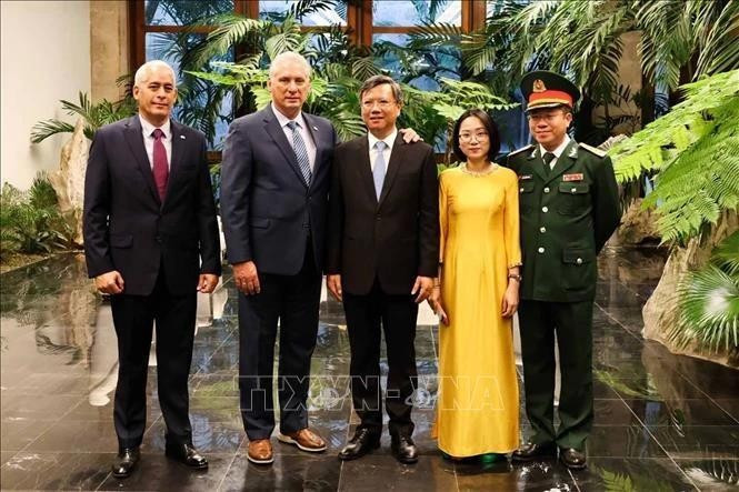 Una foto del presidente cubano Miguel Díaz-Canel Bermúdez (segundo desde la izquierda), el embajador vietnamita Le Quang Long (centro) y delegados de ambas partes (Foto: VNA)