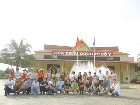 El hito del cruce fronterizo se encuentra en el área de gestión del paso fronterizo internacional de Bo Y en el distrito de Ngoc Hoi, provincia de Kon Tum. (Foto: VNA)