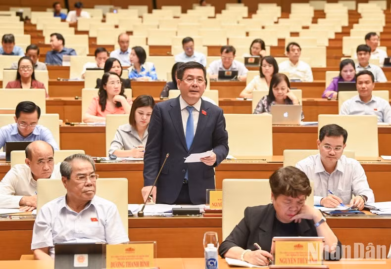 El ministro de Industria y Comercio, Nguyen Hong Dien, responde a las preguntas.