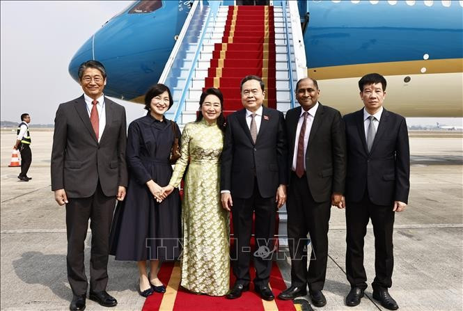 El 1 de diciembre de 2024, el embajador de Singapur en Vietnam Jaya Ratnam y el embajador japonés en Hanói Ito Naoki despiden al presidente parlamentario Tran Thanh Man y su esposa antes de la visita oficial a Singapur y Japón. (Fuente: VNA)