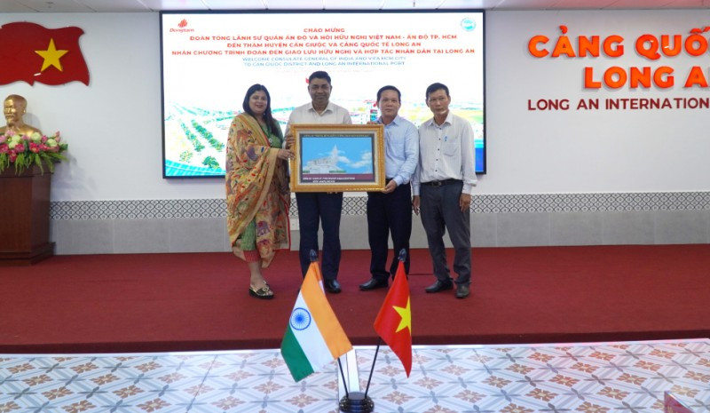 Dirigentes de la Unión de Asociaciones de Amistad en Long An entregan un regalo de recuerdo al Consulado General de la India en Ciudad Ho Chi Minh. 