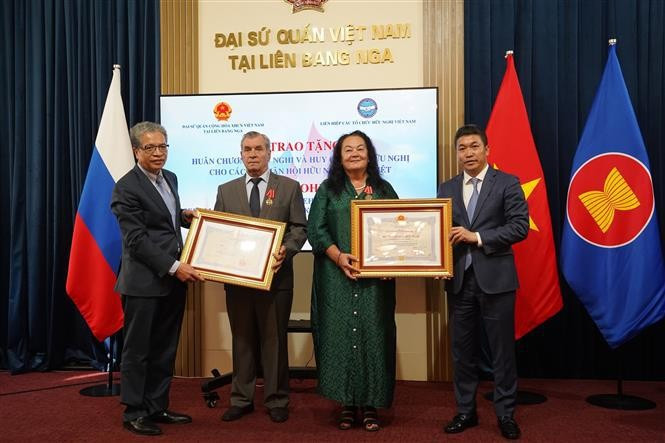 Entregan órdenes y medallas de Amistad a los miembros de la Asociación de Amistad Rusia-Vietnam. (Fuente:VNA)
