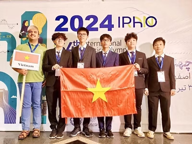Estudiantes vietnamitas ganan dos medallas de oro y tres de plata en la Olimpiada Internacional de Física de 2024. (Foto: VNA)