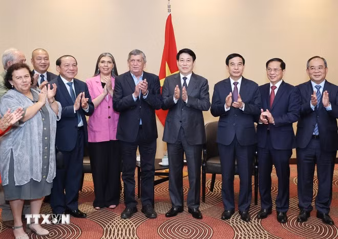 El presidente de Vietnam, Luong Cuong, y los asistentes vietnamitas y chilenos al encuentro.