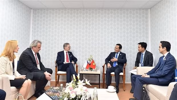 El viceprimer ministro de Vietnam Tran Luu Quang se reúne con el primer ministro de República Checa, Petr Fiala (Foto: VNA)