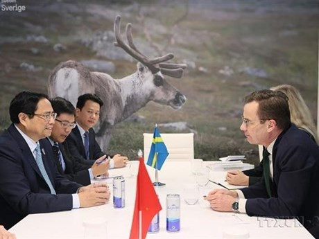 Durante su viaje para asistir a la 28ª Conferencia de las Partes de la Convención Marco de las Naciones Unidas sobre el Cambio Climático (COP28) en Dubai, , el primer ministro vietnamita, Pham Minh Chinh, (I) se reúne con su homólogo sueco, Ulf Kristersson, el 2 de diciembre de 2023. (Fuente: VNA)
