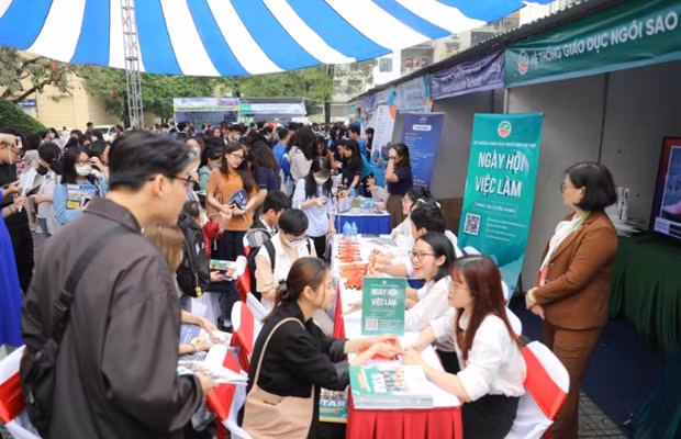 Una feria de empleo atrajo a un gran número de estudiantes, quienes quieren buscar conocer información sobre contratación y puestos de trabajo. (Fuente:VNA)