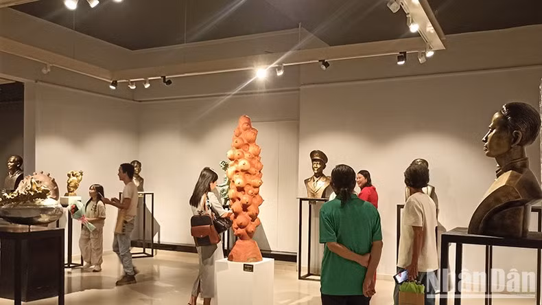 Visitantes en la exposición.