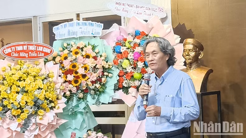 El presidente de la Asociación de Bellas Artes de Ciudad Ho Chi Minh, Nguyen Xuan Tien, en el acto de entrega.