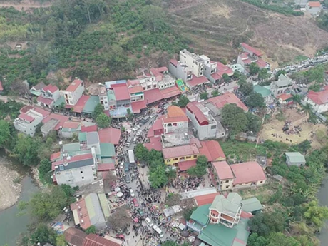 El Festival del mercado de amor de Thac Luoi se lleva a cabo en la comuna de Tan Son, distrito de Luc Ngan, provincia de Bac Giang. (Foto: dangcongsan.vn)