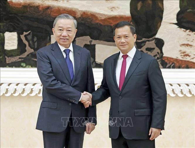 El presidente vietnamita To Lam (izquierda) y el primer ministro camboyano, Samdech Moha Bovor Thipadei Hun Manet. (Foto: VNA)