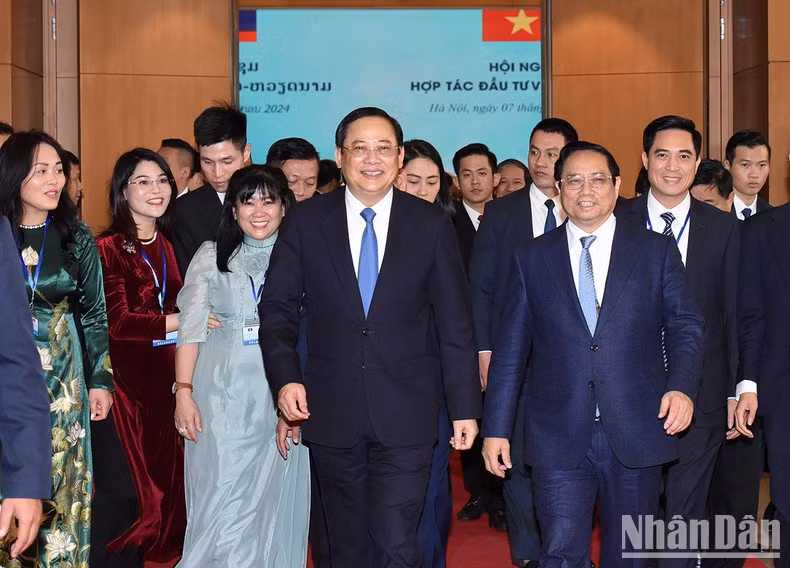 El primer ministro de Vietnam, Pham Minh Chinh (D) y su homólogo laosiano, Sonexay Siphandone,