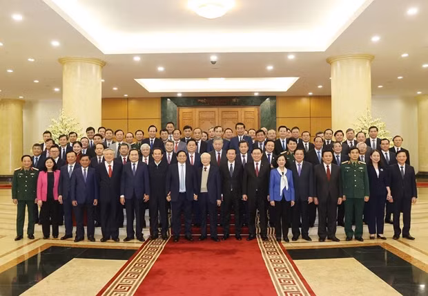 Participantes del encuentro se toman una foto grupal (Foto: VNA)