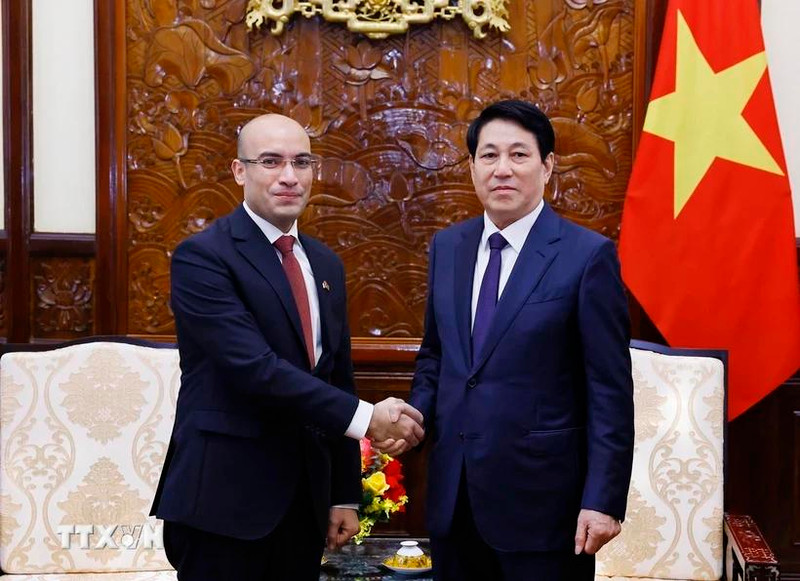 El presidente de Vietnam, Luong Cuong, recibe en Hanói al embajador saliente de Argelia, Sofiane Chaib (Fuente: VNA)