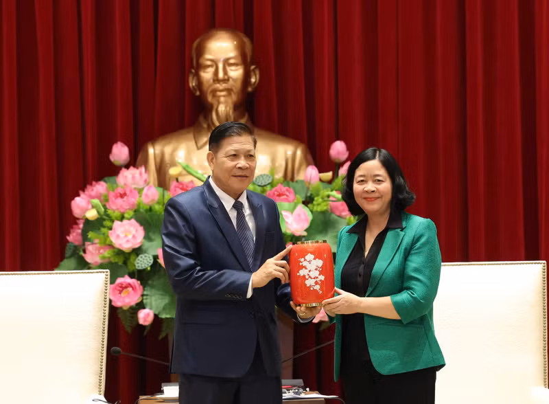 La secretaria del Partido Comunista de Vietnam en Hanói , Bui Thi Minh Hoai, y el jefe de la Comisión de Inspección del PPRL en Vientián, Virasack Nammountry.