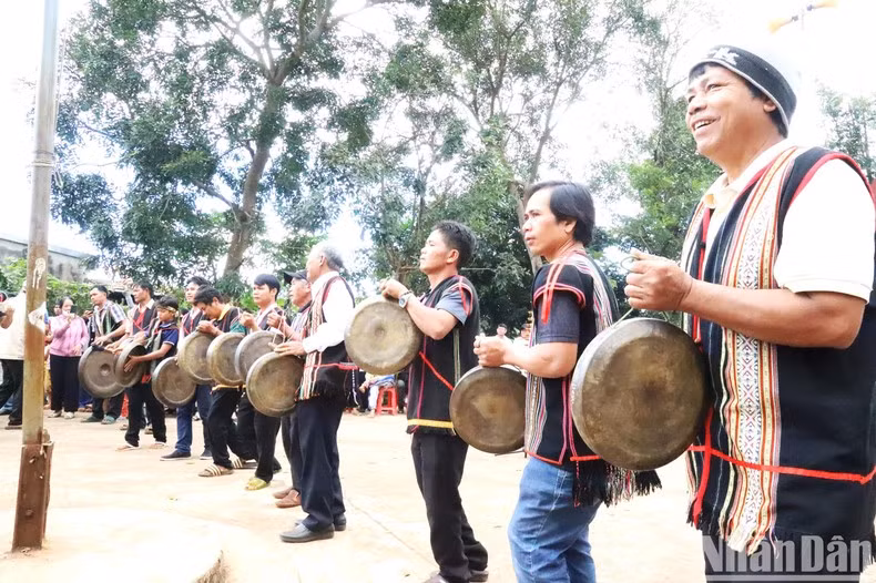 El ritual se lleva a cabo en medio del sonido de gongs y chieng, creando una atmósfera sagrada para la festividad.
