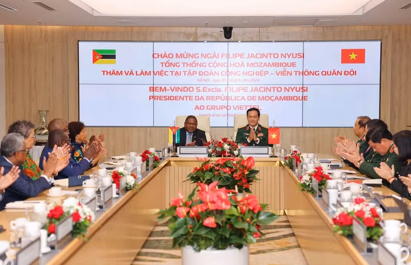 El presidente mozambiqueño Filipe Jacinto Nyusi trabaja con representantes del Grupo Viettel (Fuente: VNA)