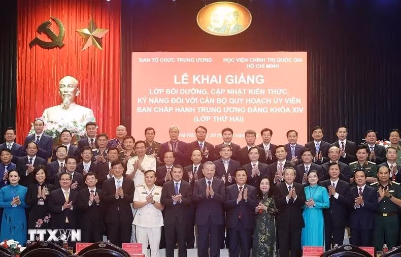 To Lam y los funcionarios que asisten al curso. To Lam y los funcionarios que asisten al curso.