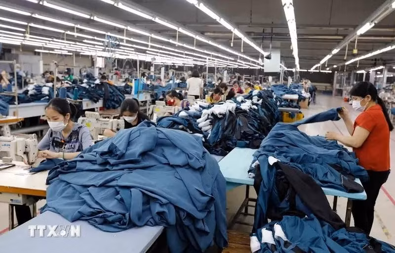 En una fábrica de confección textil en la provincia de Hung Yen (Fuente: VNA)