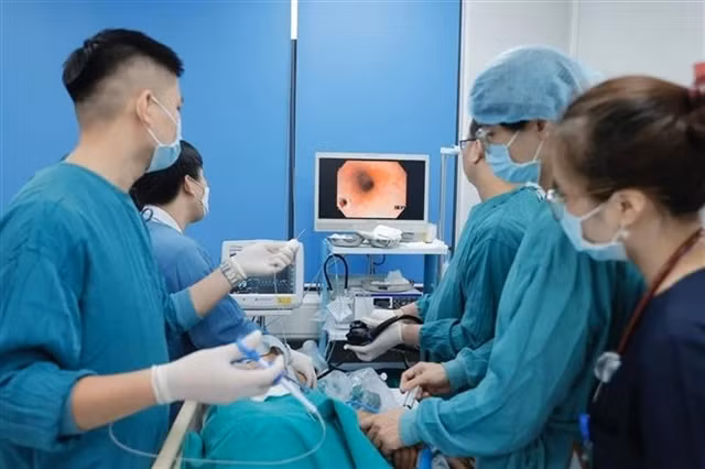En una operación de Endoscopia en el Hospital Bach Mai de Hanói. (Foto: VNA)