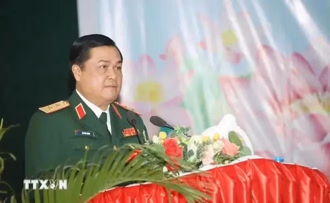 El teniente general Do Van Banh, comisionado político de la Academia Nacional de Defensa de Vietnam, habla en el evento. (Foto: VNA)