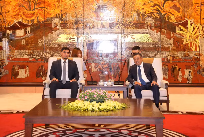 El presidente del Comité Popular de Hanói, Tran Sy Thanh (D), y el embajador de Venezuela en Vietnam, Juan Carlos Fernandes Juárez.