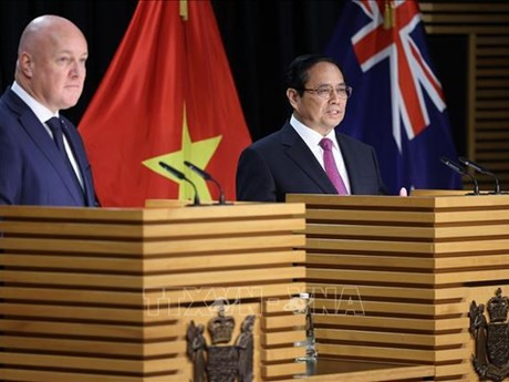 El primer ministro de Vietnam, Pham Minh Chinh, y su homólogo neozelandés, Christopher Luxon, en la conferencia de prensa. (Fuente: VNA)