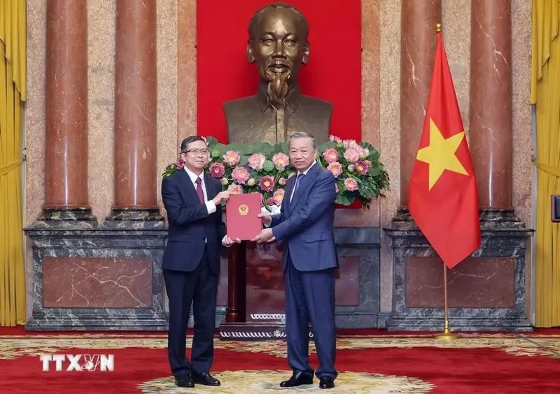 El secretario general y presidente To Lam entrega decisión de nombramiento para el embajador Pham Thanh Binh (Fuente: VNA)