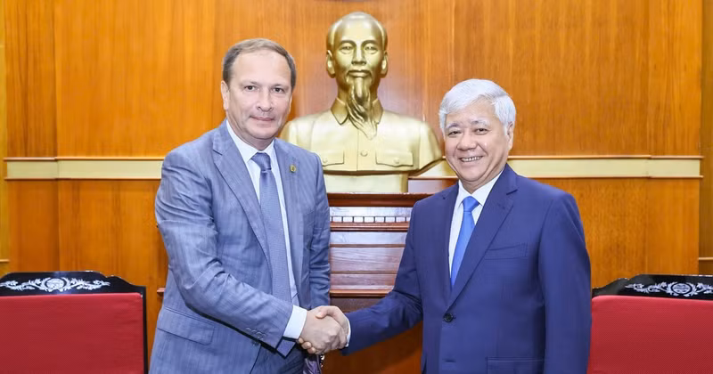El presidente del Comité Central del Frente de la Patria de Vietnam, Do Van Chien, recibió hoy aquí a una delegación de la Cámara Cívica de la Federación Rusa encabezada por su vicepresidente, Alexander Shkolnik. (Fuente: VNA)