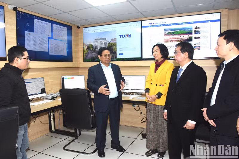El premier visita la Agencia Vietnamita de Noticias.