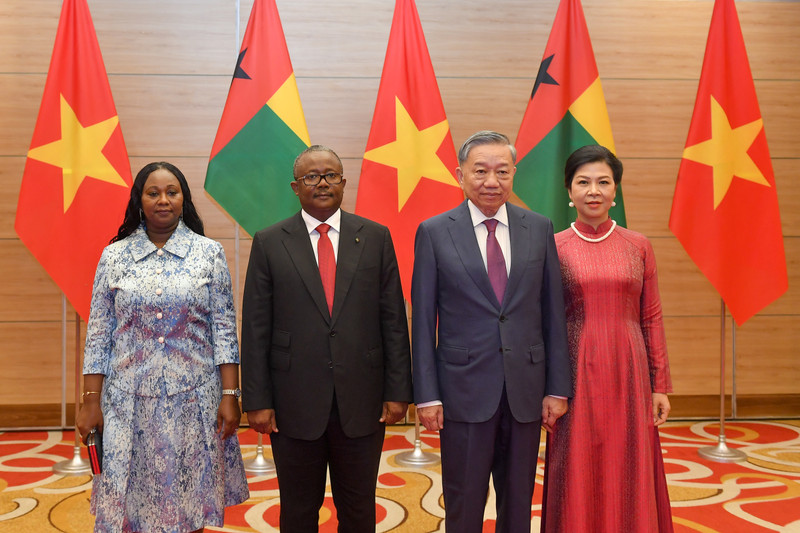 El secretario general del Partido Comunista y presidente de Vietnam, To Lam, preside el banquete en honor al presidente de Guinea-Bissau, Umaro Sissoco Embaló. 