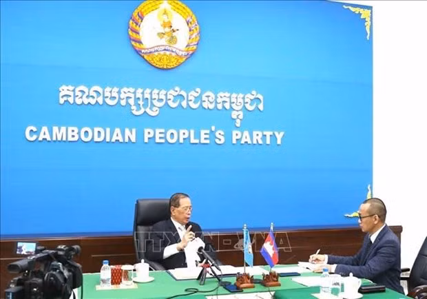 El portavoz del Partido Popular de Camboya, Sok Eysan (izquierda), responde a las preguntas de la Agencia Vietnamita de Noticias. (Foto: VNA)