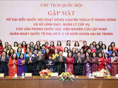 El presidente de la Asamblea Nacional, Vuong Dinh Hue, en el encuentro con las diputadas. (Foto: VNA)