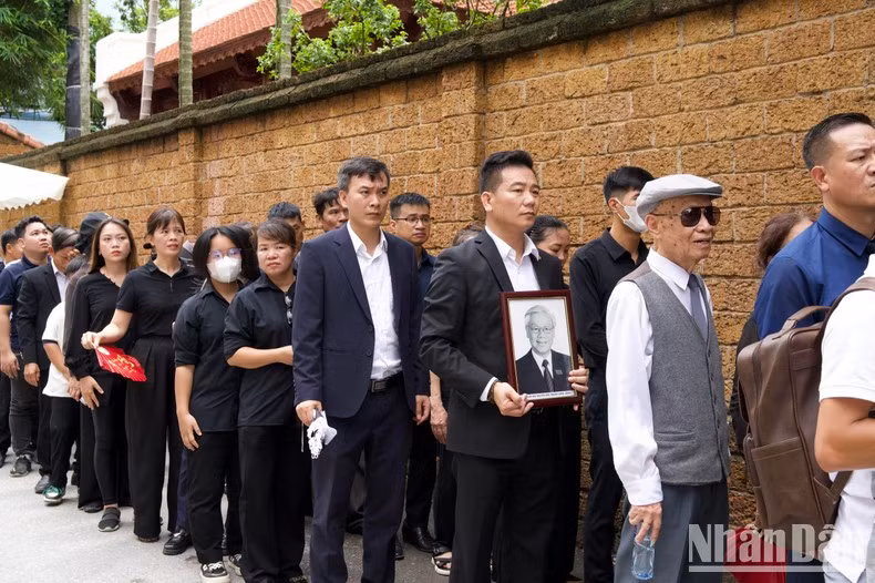 Esta tarde, 25 de julio, muchas personas llegan a la aldea de Lai Da para rendir homenaje al secretario general Nguyen Phu Trong.