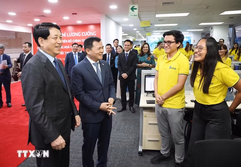 El presidente vietnamita saluda a trabajadores de la Empresa Viettel en Perú.