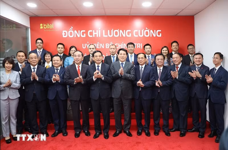 El presidente de Vietnam, Luong Cuong, la delegación de alto nivel y dirigentes de la Empresa Viettel en Perú.