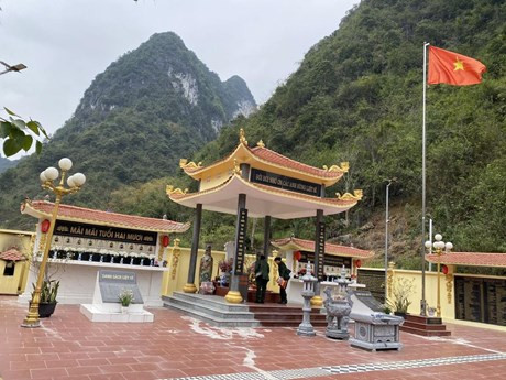 Los veteranos rinden homenaje a sus camaradas en la comuna de Hong Dinh, distrito de Quang Hoa. (Fuente:VNA)