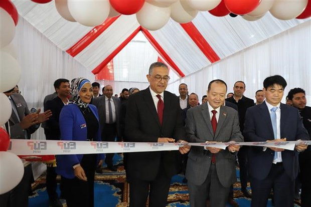 Delegados cortan la cinta inaugural de la fábrica (fuente:VNA)