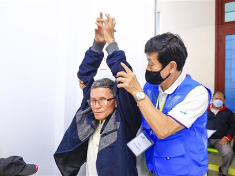 Médicos del Hospital Universitario Chung Ang examinan a pacientes en el distrito de Binh Son. (Fuente:VNA)
