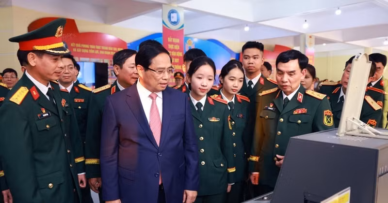 El primer ministro Pham Minh Chinh visita los productos de investigación y creatividad de la Academia Técnica Militar (Fuente: VNA)