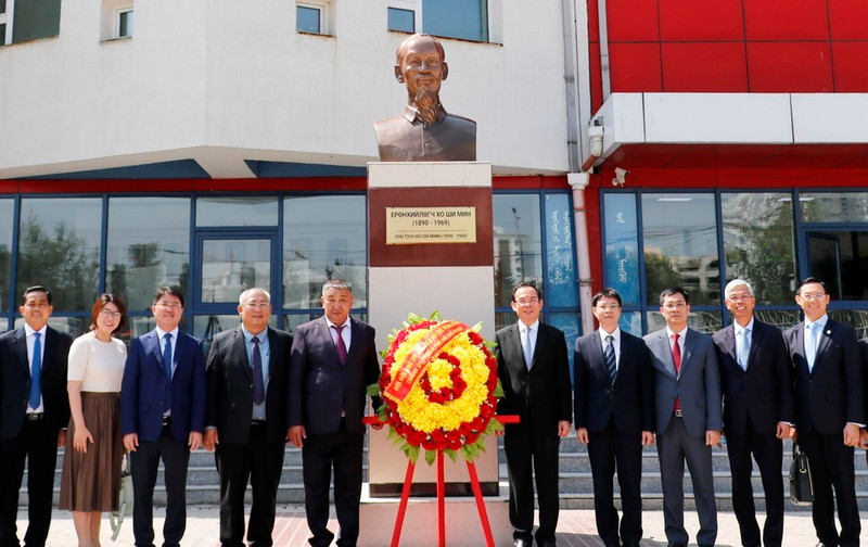 Los delegados colocan flores en el busto del Presidente Ho Chi Minh, en el campus de una escuela local que lleva su nombre. (Foto: sggp.org.vn)