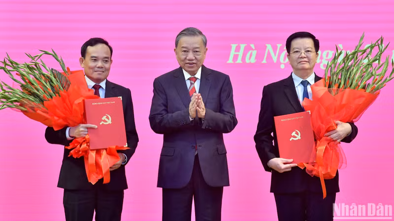 El máximo dirigente To Lam (en el centro) entrega decisiones de nombramiento a los funcionarios Tran Luu Quang (izquierda) y Mai Van Chinh (derecha). El máximo dirigente To Lam (en el centro) entrega decisiones de nombramiento a los funcionarios Tran Luu Quang (izquierda) y Mai Van Chinh (derecha).